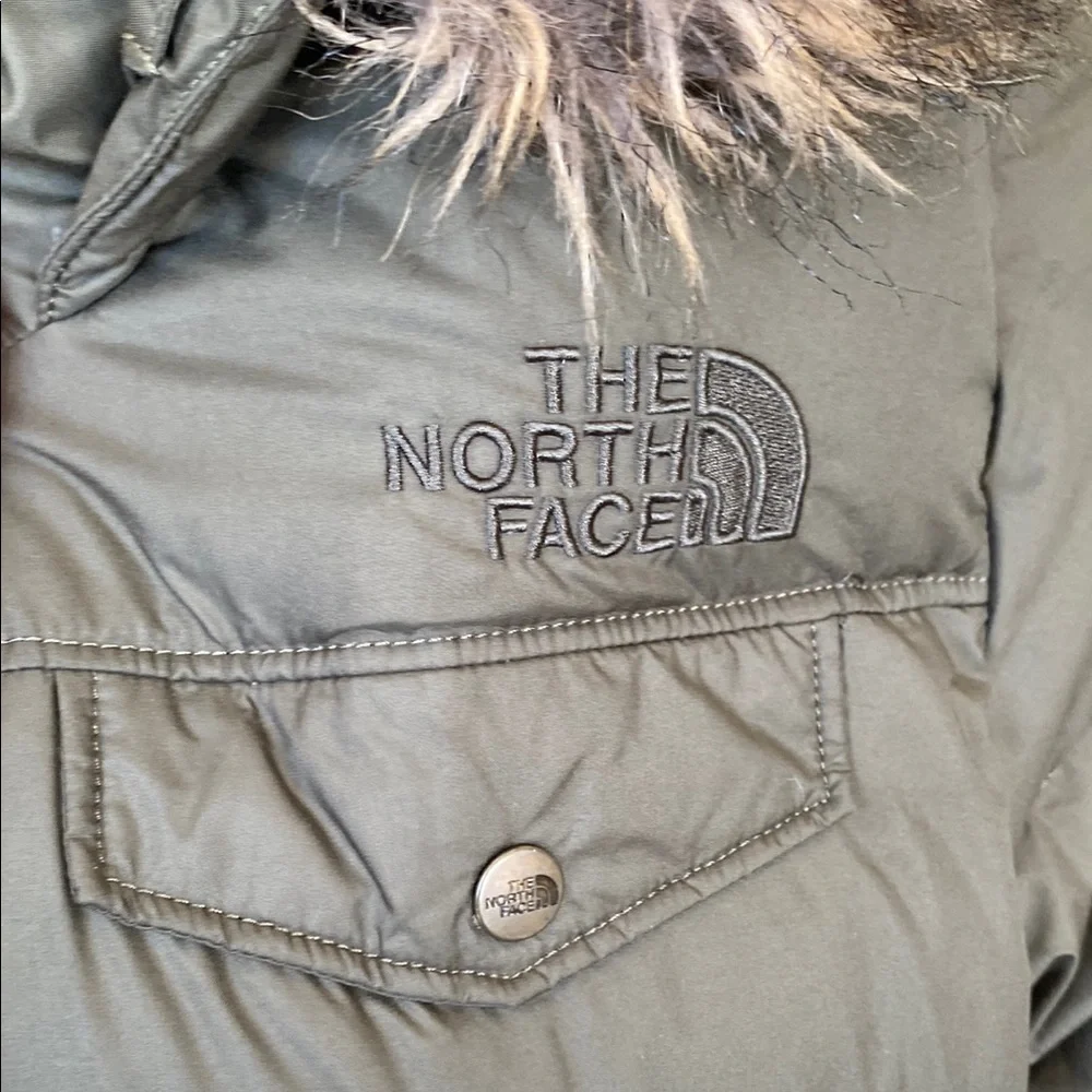 The North Face Girls Gotham 550 Down Green Fur Trim Hooded Puffer Jacket M